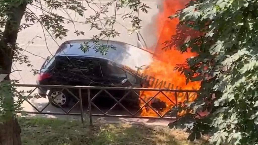 В Краснодаре на ходу загорелась легковушка