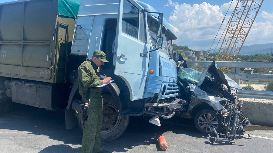 Житель Краснодарского края погиб в массовом ДТП с участием 9 легковых автомобилей и 2 грузовиков под Севастополем 