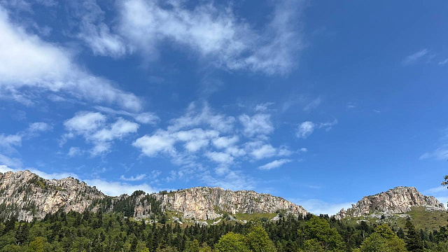 В Майкопе, а также горных курортах Адыгеи и Кубани в среду ожидается ясная погода с ночными заморозками и дневным теплом до +16°С