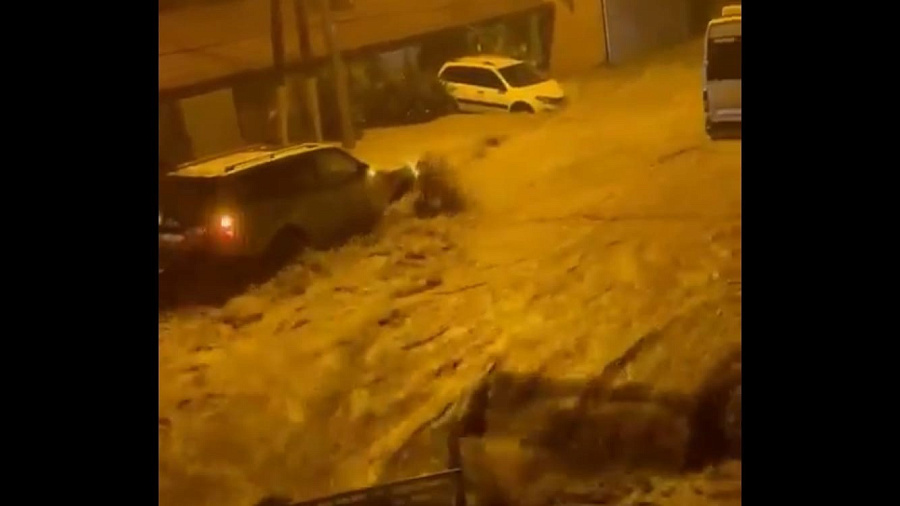 Жители Сочи публикуют кадры с утонувшими из-за дождя автомобилями. Видео