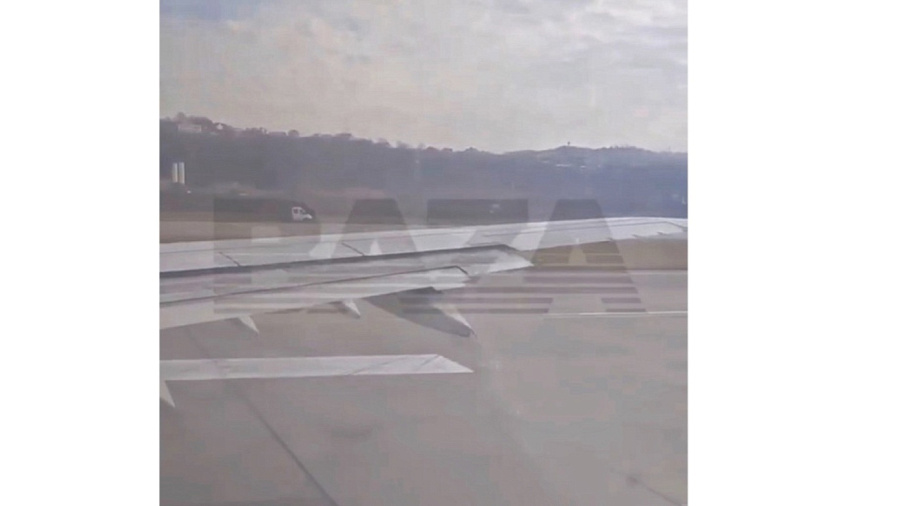 В Сочи пассажиры самолета во время взлета сняли на видео вытекающее из бака топливо 