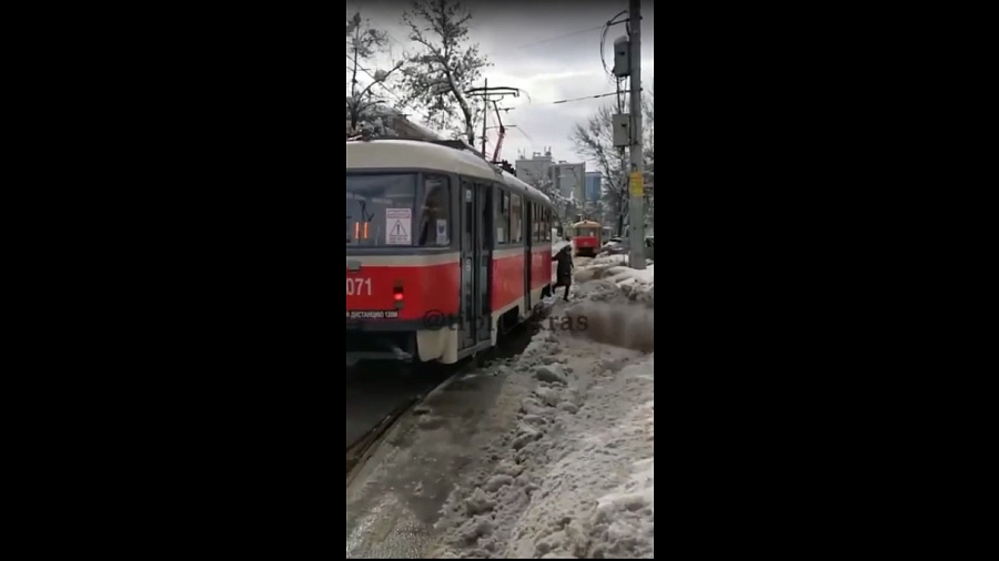 В центре Краснодара парализовало движение трамваев
