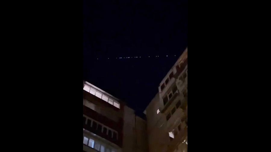 Загадочные линии из светящихся шаров в ночном небе взволновали жителей Кубани