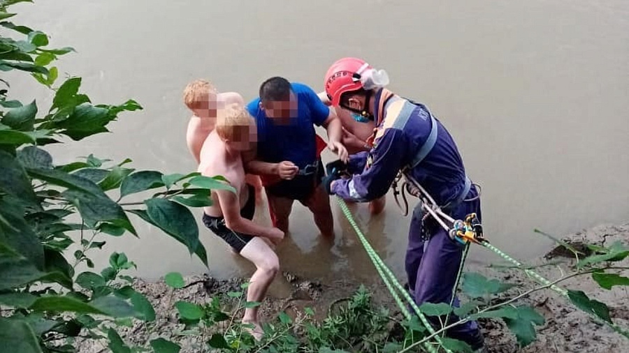 В Краснодарском крае мужчина разбил голову, прыгнув в реку с обрыва