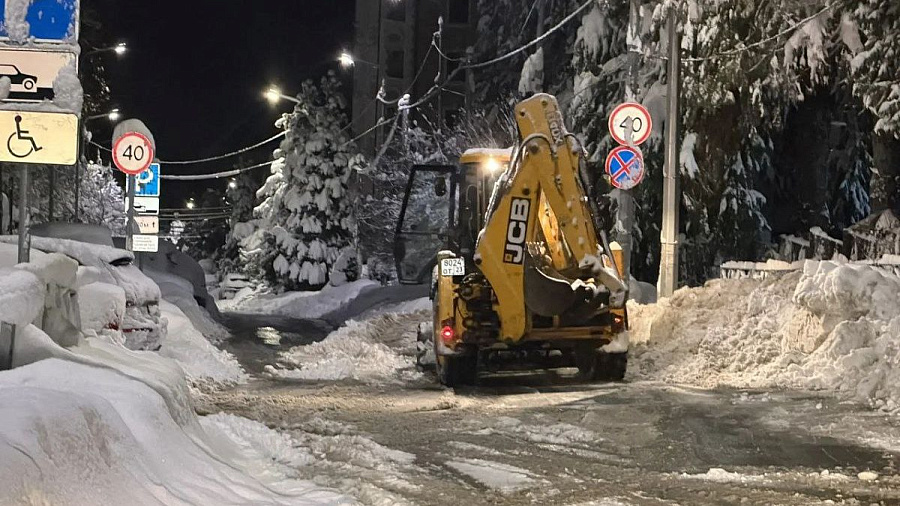 Мощный снегопад обрушился на Сочи