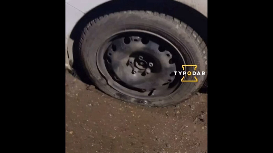 Жительница Краснодара повредила автомобиль, проехав по образовавшейся после таяния снега яме. Видео