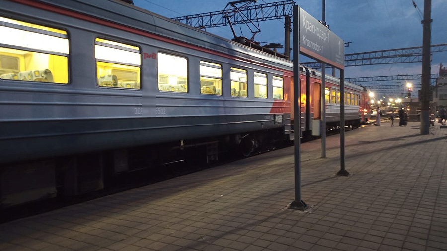 В Краснодаре на железнодорожном вокзале 19-летний пассажир поезда устроил дебош и сорвал стоп-кран вагона
