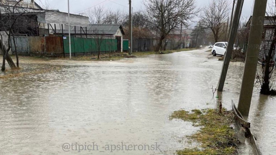 В Апшеронском районе из-за  обильных ливней дороги ушли под воду