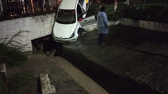 В Новороссийске во время сильного ливня таксиста смыло с дороги (ВИДЕО)