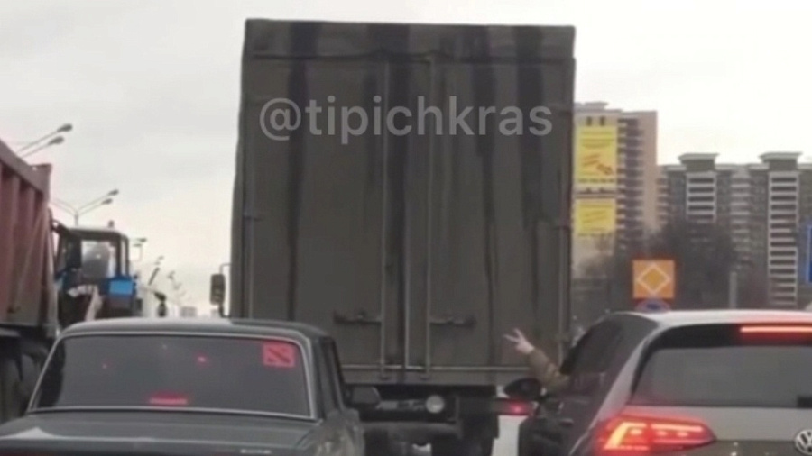 В Краснодаре водители, играющие в «камень, ножницы, бумага» во время пробки, попали на видео
