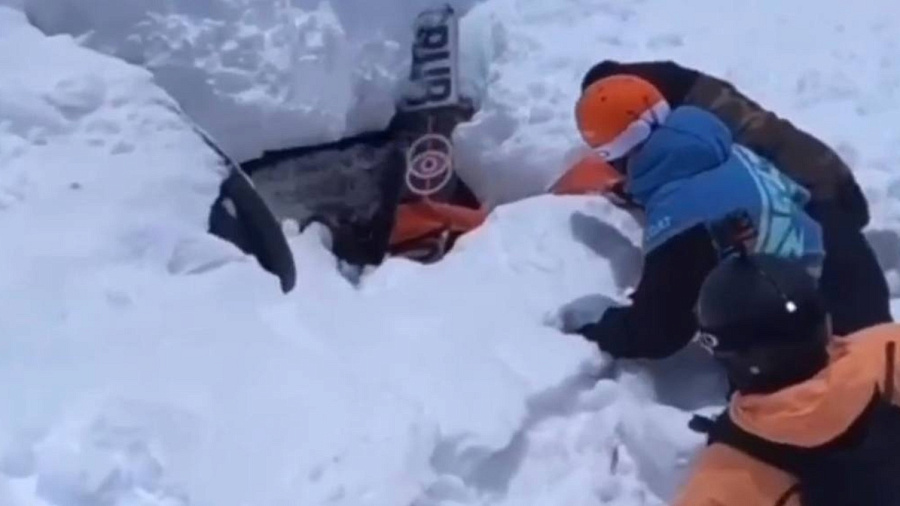 В горах Сочи сноубордист во время катания провалился под снег