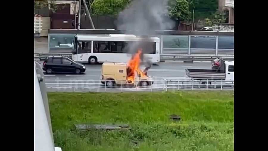 В центре Сочи сгорела инкассаторская машина