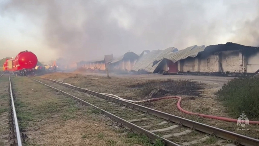 В Новопокровском районе спустя почти 18 часов потушили пожар на складе с шелухой от семечек