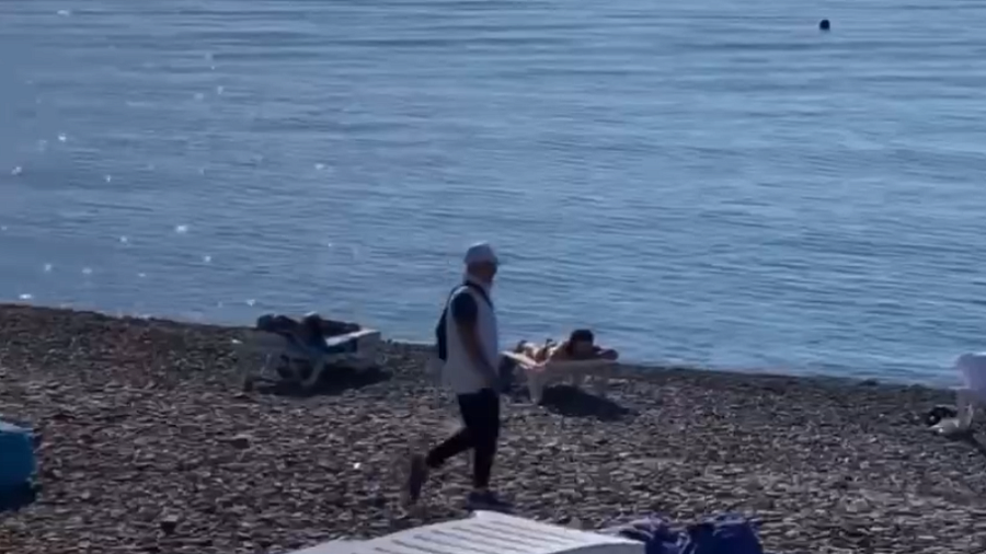 В Сочи загорающие в ноябре туристы на пляже попали на видео