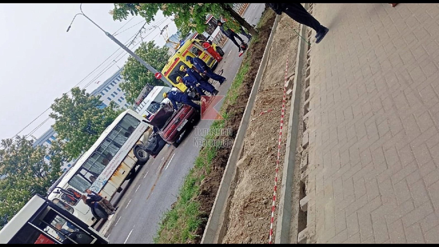 В Краснодаре на улице Московской произошло смертельное ДТП с автобусом и легковушкой