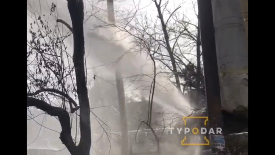 В Краснодаре фонтан кипящей воды, бьющий из трубы в одном из дворов попал на видео 