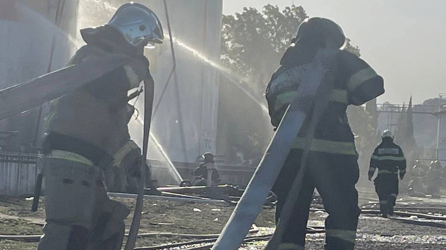 Причиной взрыва на складе горюче-смазочных материалов рядом с аэропортом Сочи могла стать атака беспилотника