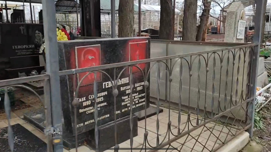 В Краснодаре вандалы закрасили из баллончика памятники на Славянском кладбище