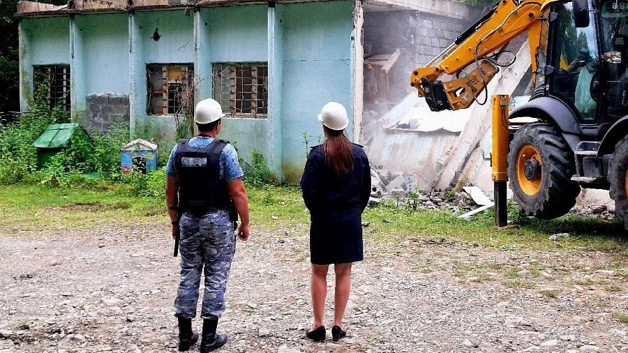 В Сочи приставы добились сноса незаконной турбазы на государственной земле