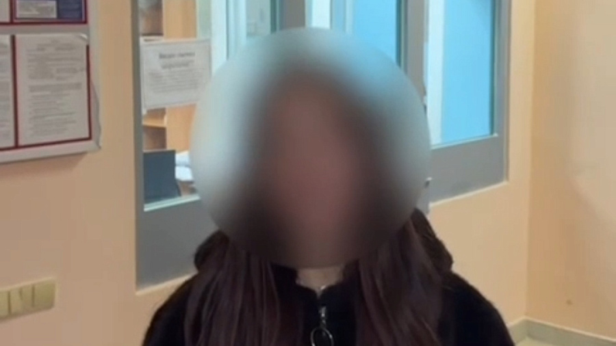 В Краснодаре задержали девушку, которая продемонстрировала свою грудь из люка иномарки 