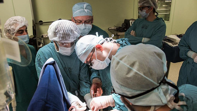 В Краснодаре хирурги ККБ №1 успешно провели 12 сложнейших операций пациентам с тромбозом брюшной аорты