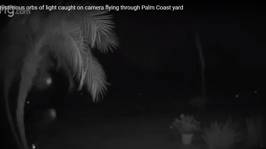 Житель Флориды снял на камеру два светящихся НЛО во дворе своего дома