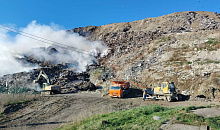 В Новороссийске ветер раздувает тлеющий полигон ТКО и гонит дым к жилым районам