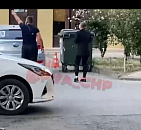 В Анапе мужчина публично ударил девушку за поцарапанную машину 