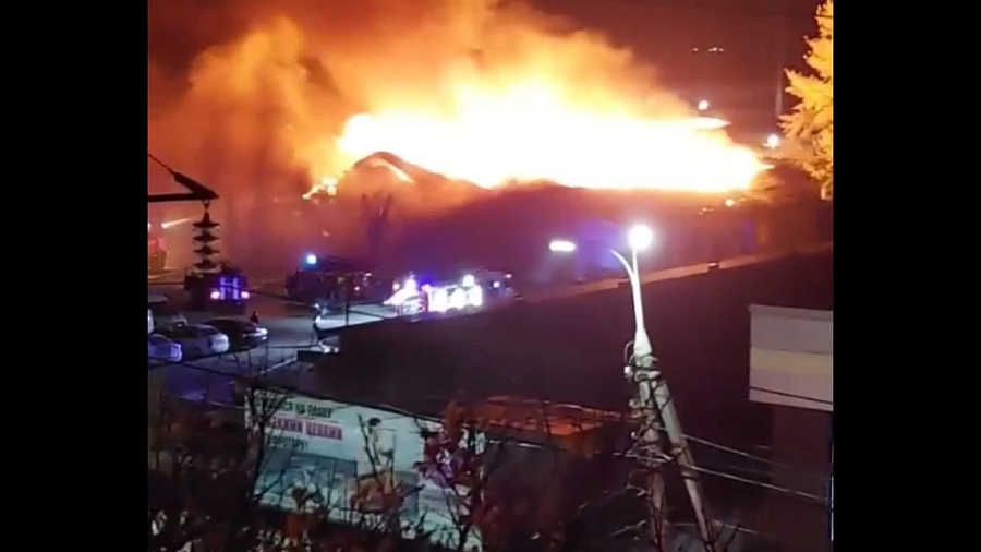В Армавире ночью потушили пожар в кондитерском цехе на площади 400 квадратных метров. Видео