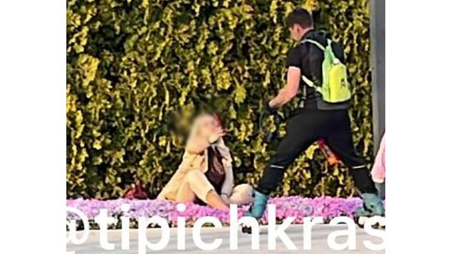 В парке Галицкого женщина села прямо на цветущие флоксы для фотосессии 