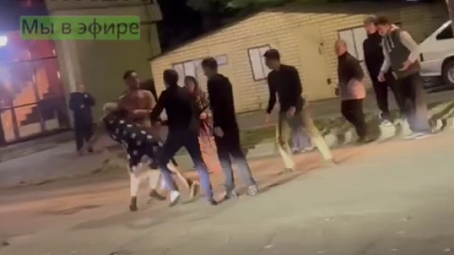 Дети наблюдали за дракой мужчин и женщин в Краснодаре 