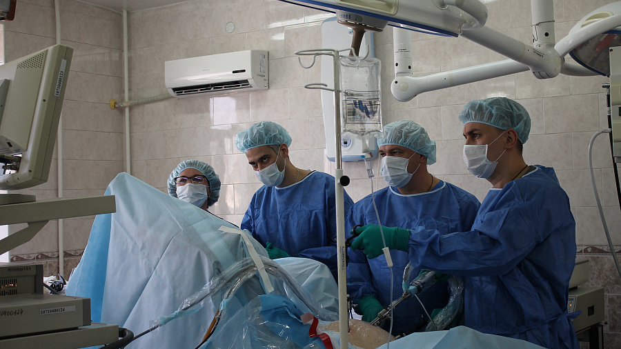В Краснодаре хирурги удалили пациенту две огромные опухоли одновременно