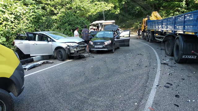 Из-за массового ДТП на трассе «Джубга – Сочи» образовалась огромная пробка