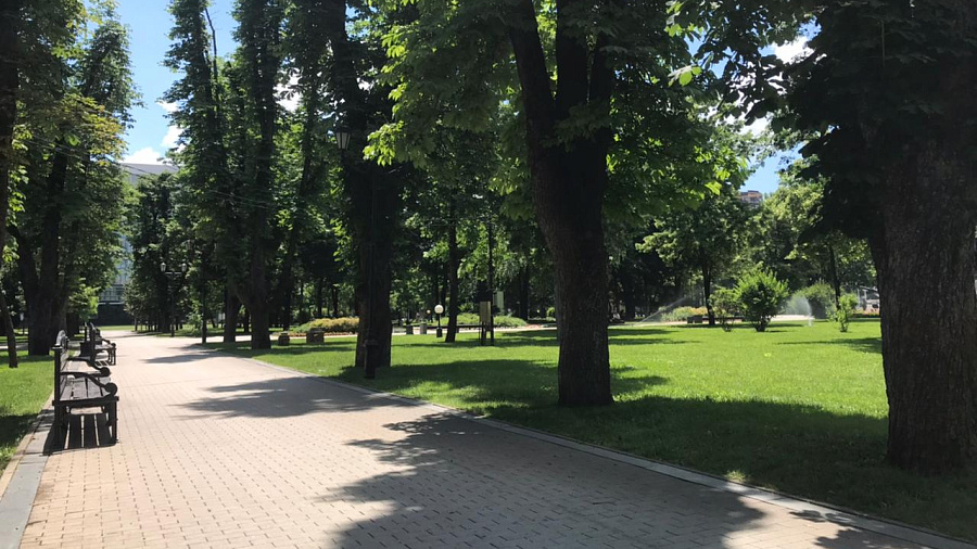В Краснодаре и крае в воскресенье синоптики прогнозируют сильную жару: до +37 °C в тени