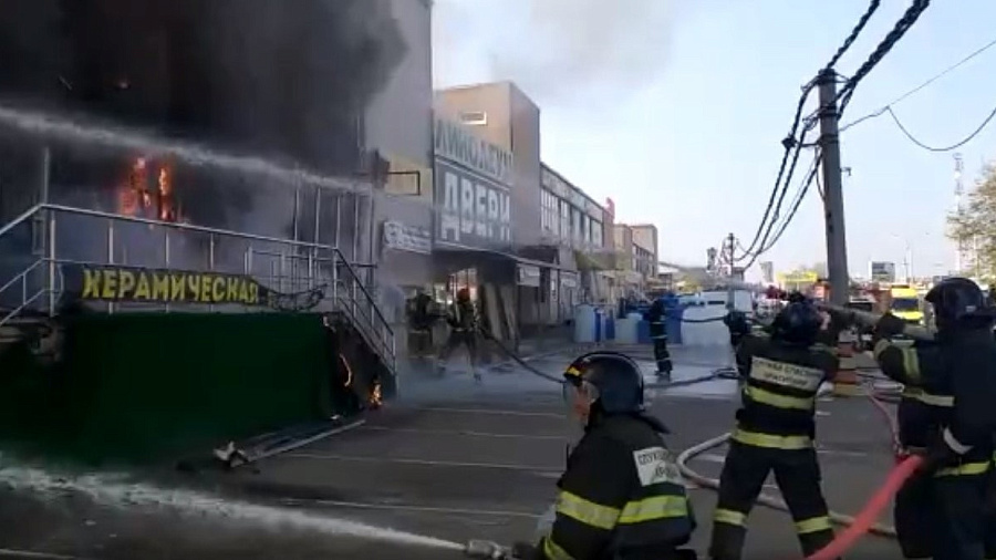 В Краснодаре на улице Уральской загорелся магазин хозтоваров