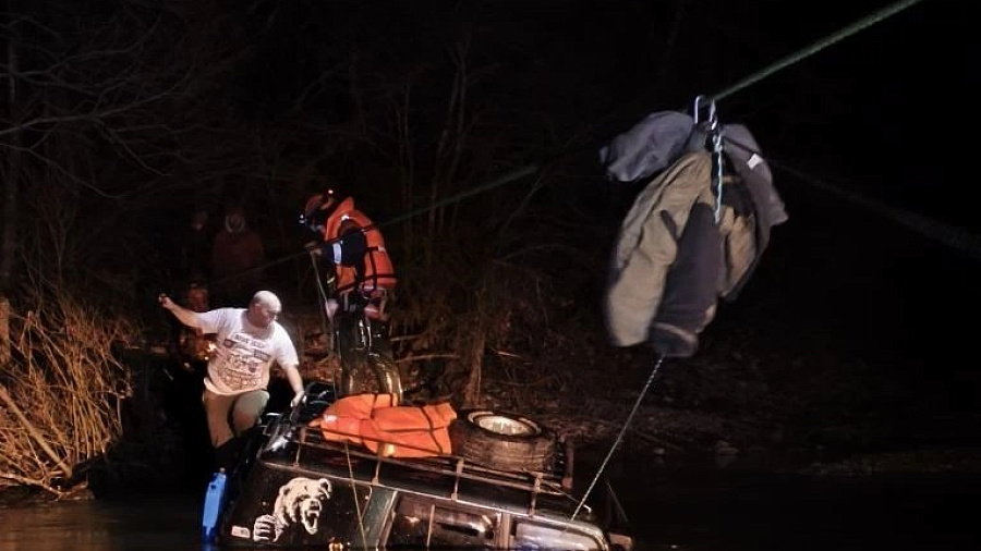 Троих мужчин спасали с крыши авто в реке на Кубани 5 часов