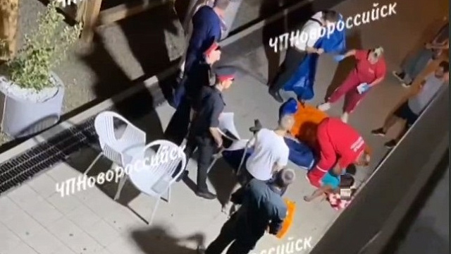 В Новороссийске мужчина упал с парапета вниз головой и разбился насмерть