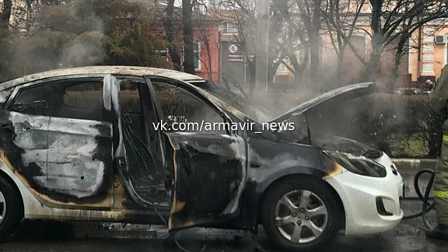 В Армавире на проезжей части взорвался и сгорел автомобиль