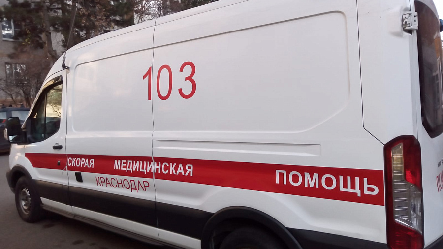 В Краснодаре пьяный сочинец напал на скорую и разбил стекло машины