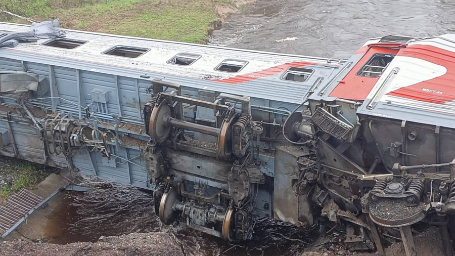 В Коми под сошедшим с рельсов поездом, который направлялся в Новороссийск, обнаружили тела двух погибших