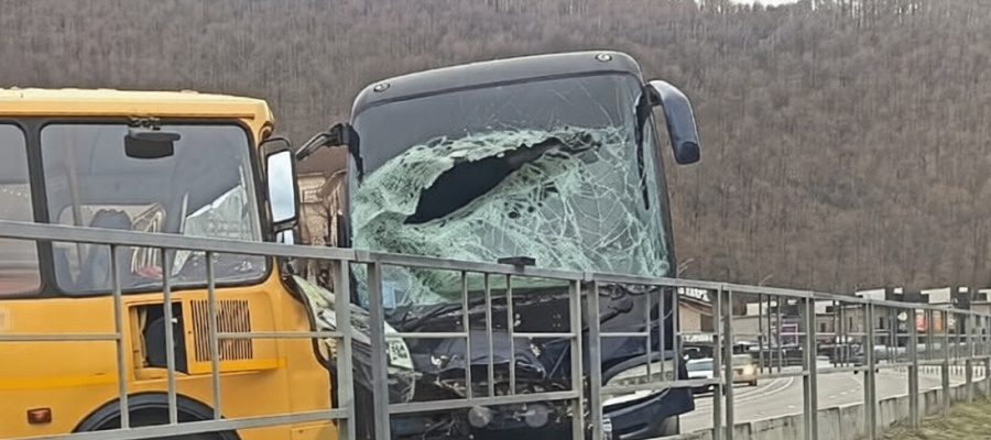 Школьный и экскурсионный автобусы врезались «лоб в лоб» в Сочи