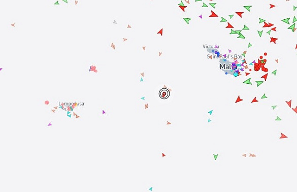 Российский танкер с топливом без экипажа дрейфует у Лампедузы