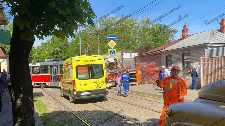 В центре Краснодара произошло столкновение грузовика с трамваем, пострадали 2 человека