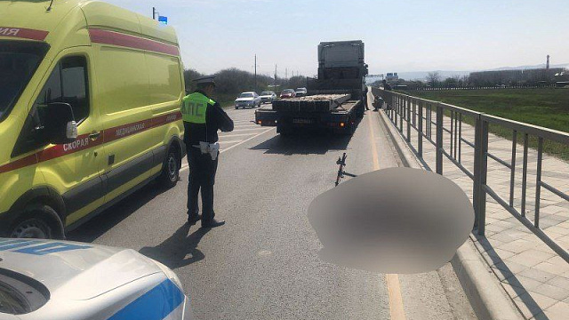 Под Анапой женщина на электросамокате погибла в ДТП с грузовиком
