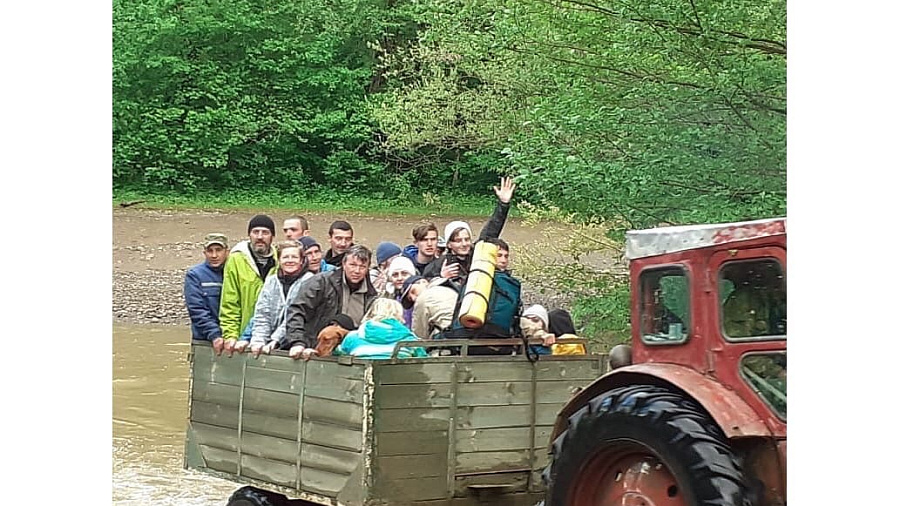 В Краснодарском крае спасатели помогли группе туристов, застрявшей в горах во время подъема уровня воды в реке