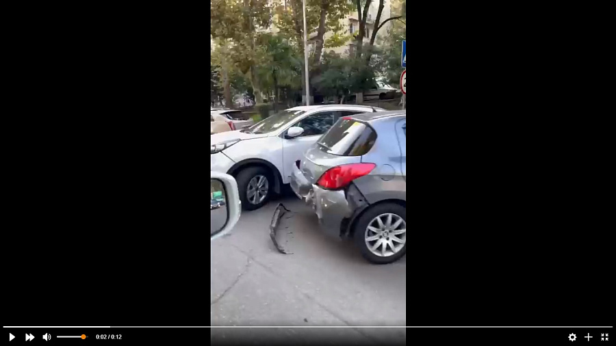 В Сочи водитель на «Мерседесе» протаранил несколько автомобилей на парковке. Видео