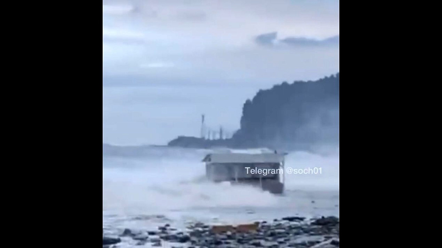В Сочи шторм утянул в море пляжное кафе. Видео