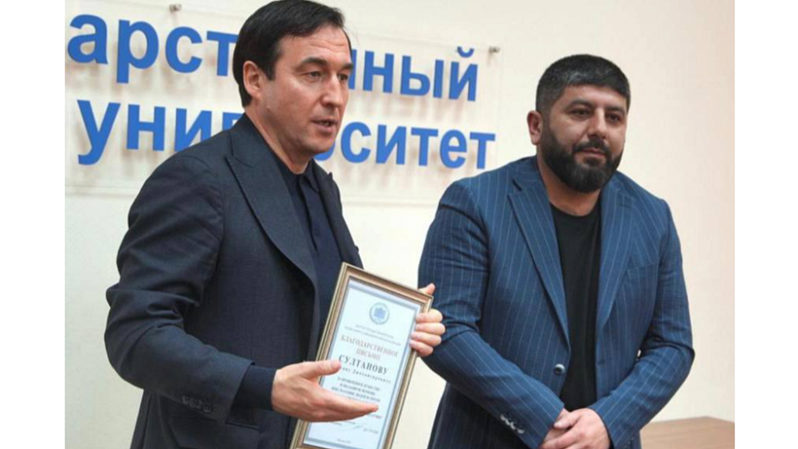 В Краснодаре наградили мужчину, который помог людям выбраться из загоревшегося в аэропорту Антальи самолета