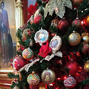 Эксперт назвал модные способы для украшения елки