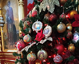 Эксперт назвал модные способы для украшения елки